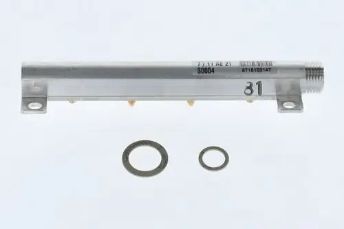 BOSCH-Produkt, bestehend aus einem länglichen Aluminiumteil mit Gewinde und mehreren Anschlüssen, sowie zwei Ringen. Das Teil scheint für eine technische Anwendung gedacht zu sein.